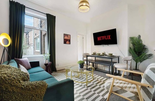 Darlington House | Modern 4BR with Easy Access to Town and Station