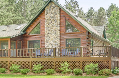 Necedah Cabin | Modern 5-Bedroom Log Cabin - 1/2 mile to Castle Rock Lake – 30 Mins to the Dells