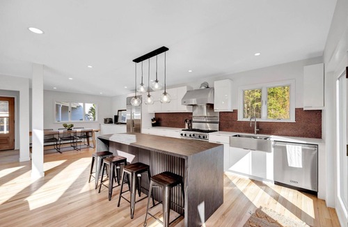 West Barnstable House | Modern 6BR Retreat,MarshViews,Hot tub,5mins to beach,Chef’s Kitchen, Large Grps