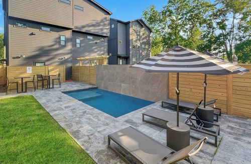 Haynes Area House | Modern and sleek unit near Downtown with billiards