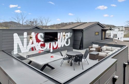 Haynes Area House | Modern and sleek unit near Downtown with billiards