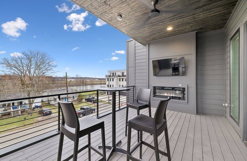 Haynes Area House | Modern and sleek unit near Downtown with billiards