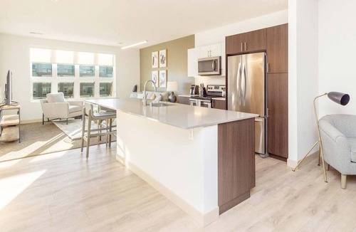 Brookfield Apartment | Modern Apartment in Prime Location (ID7511X17)