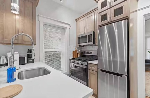 Point Breeze North Apartment | Modern Apt w/Netflix-Close to Dining, Shopping