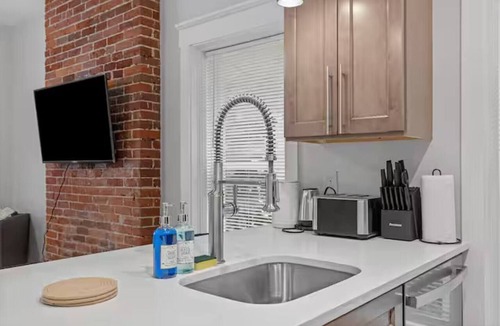 Point Breeze North Apartment | Modern Apt w/Netflix-Close to Dining, Shopping
