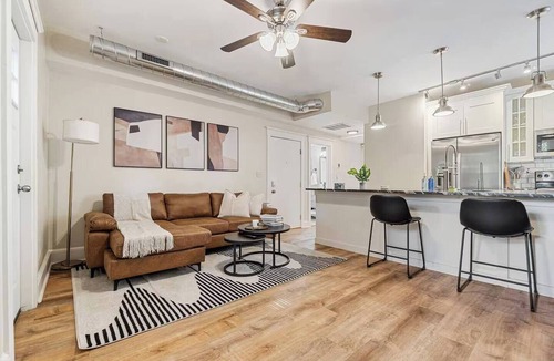 Point Breeze North Apartment | Modern Apt w/Netflix Near Downtown & UPMC
