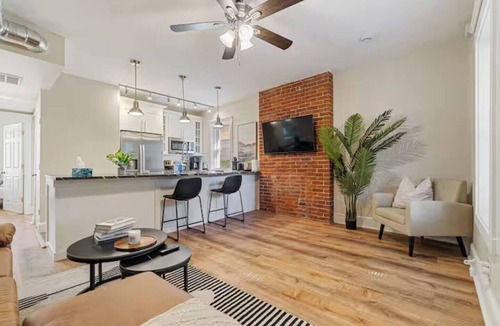 Point Breeze North Apartment | Modern Apt w/Netflix Near Downtown & UPMC
