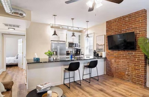 Point Breeze North Apartment | Modern Apt w/Netflix Near Downtown & UPMC
