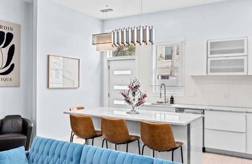 Eagle Hill Apartment | Modern Brand New Boston Skyline Apartment near Airport with WiFi, AC