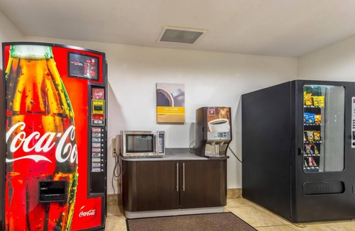 Indianapolis Hotel | Modern, Budget-friendly Stay w/Clean Modern Design Near Indianapolis Zoo