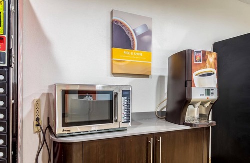 Indianapolis Hotel | Modern, Budget-friendly Stay w/Clean Modern Design Near Indianapolis Zoo