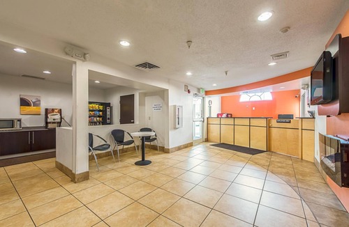 Indianapolis Hotel | Modern, Budget-friendly Stay w/Clean Modern Design Near Indianapolis Zoo