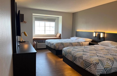 Indianapolis Hotel | Modern, Budget-friendly Stay w/Clean Modern Design Near Indianapolis Zoo