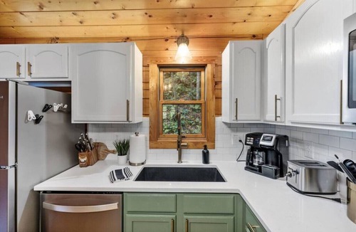 Rockbridge Cabin | Modern Cabin w/Trail to Waterfall/Cave/Cliff (TF)