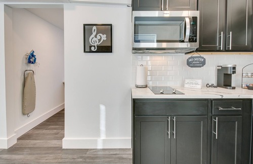 Norwood Apartment | Modern Cincinnati Studio ~ 8 Mi to Findlay Market!