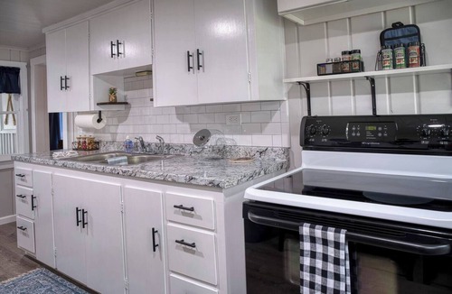 Prudenville Cottage | Modern,Clean Cottage, 1 block from the lake and close to town