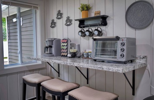 Prudenville Cottage | Modern,Clean Cottage, 1 block from the lake and close to town