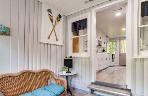 Prudenville Cottage | Modern,Clean Cottage, 1 block from the lake and close to town