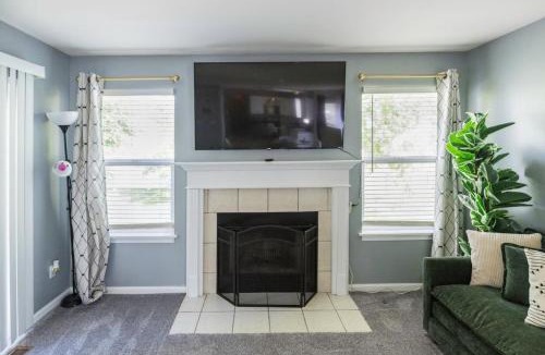 Afton House | Modern Comfort Loves Park Stylish 3BR Getaway