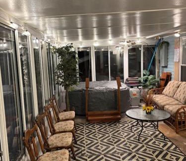 St. Helen House | Modern Comfort Quiet, Clean & Central Hot Tub!