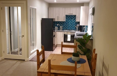 West End Apartment | Modern flat near Murrayfield Stadium, sleeps 4