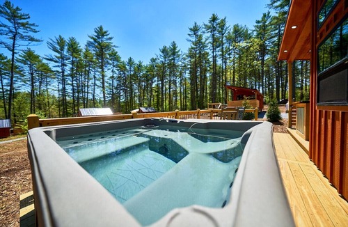 Oxford Cabin | Modern Forest Cabin w/Private Hot Tub & Fire Pit