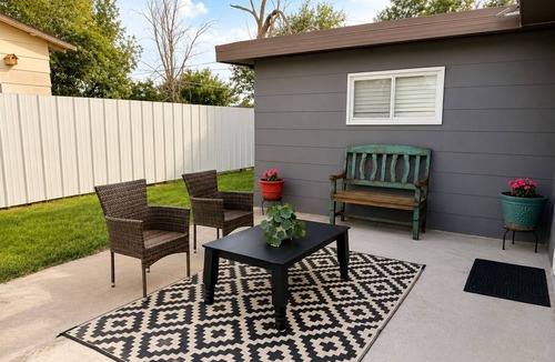 Hobbs House | Modern Home, 3BR 2BA , Smart TV, Free Parking, Fast WiFi