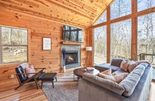 McArthur House | Modern Luxury I Hot Tub I Hiking