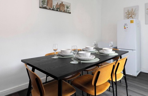 Blyth House | Modern Minimalist Spacious 3br Blyth Home
