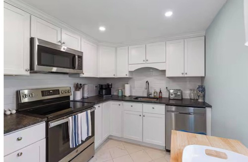 West Chatham Cottage | Modern, Newly Renovated, 3-bed Peach Tree House