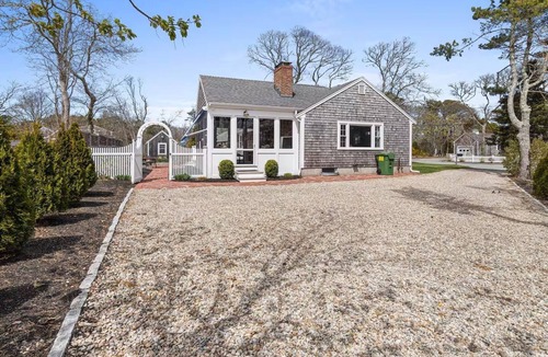 West Chatham Cottage | Modern, Newly Renovated, 3-bed Peach Tree House