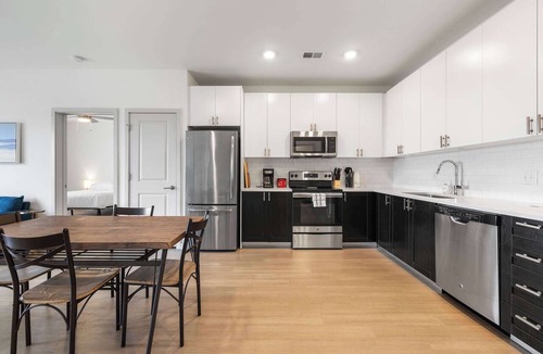 Downtown Louisville Apartment | Modern Nulu 2BR CozySuites 07