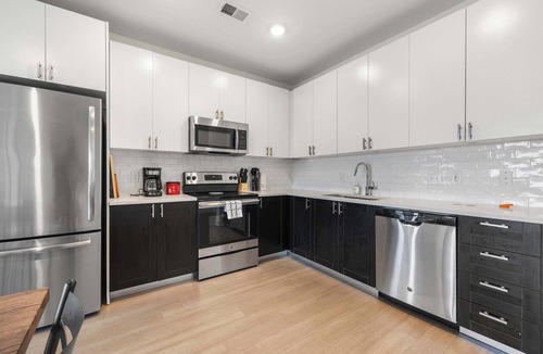 Downtown Louisville Apartment | Modern Nulu 2BR CozySuites 07
