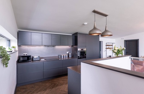 Ebford House | Modern, open plan property outside Exeter, panoramic sea and estuary views.