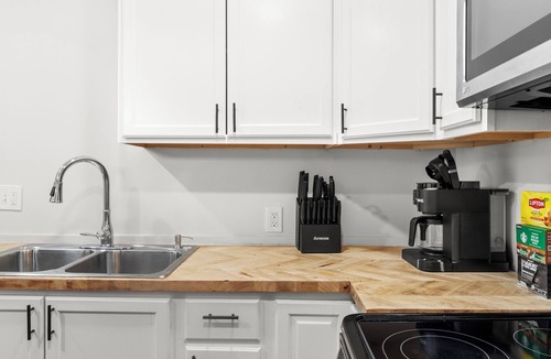 Near Eastside House | Modern Retreat with 3King Beds Prime Location
