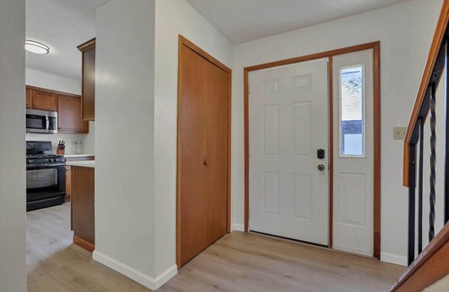 Gahanna Condo | Modern Retreat with Forest Views 3BR Near Airport & Downtown