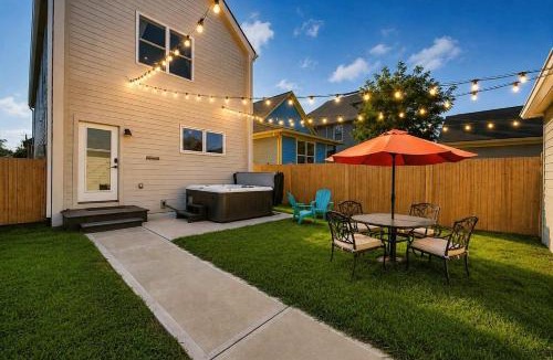 Fall Creek Place House | Modern Retreat with Hot Tub-Near Downtown Indy-Family Friendly