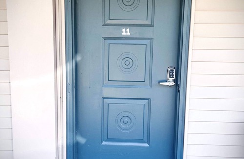 Roscommon Apartment | Modern Room 9-Newly Renovated
