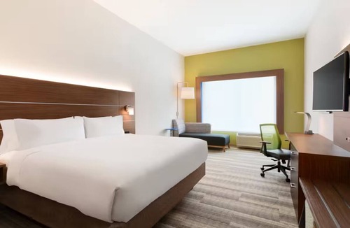 Roselawn Finance Hotel | Modern Room Close to Cincinnati Zoo, Botanical Garden, & Observatory Center