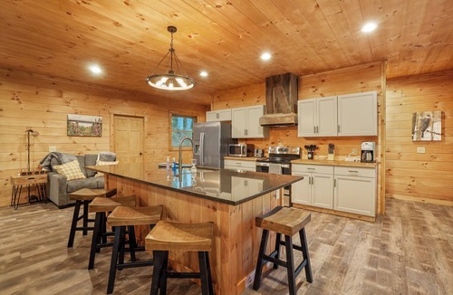 McArthur Cabin | Modern Rustic Retreat ~Newly Built with Hot Tub and EV charger, ~6mi to Ash Cave