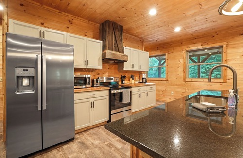 McArthur Cabin | Modern Rustic Retreat ~Newly Built with Hot Tub and EV charger, ~6mi to Ash Cave