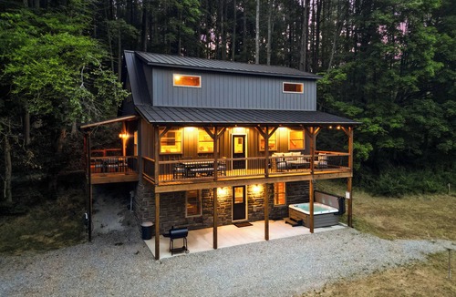 McArthur Cabin | Modern Rustic Retreat ~Newly Built with Hot Tub and EV charger, ~6mi to Ash Cave