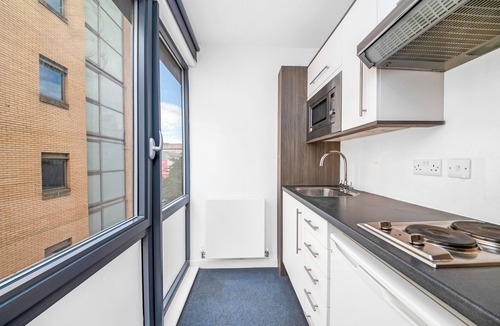 Sheffield City Centre Apartment | Modern Sheffield City Centre Studio w/Desk & TV