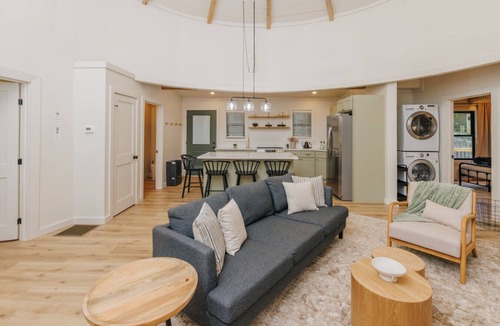 Saint Helens House | Modern Silo | Hot Tub | Trailer Friendly | Dogs