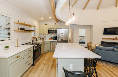 Saint Helens House | Modern Silo | Hot Tub | Trailer Friendly | Dogs