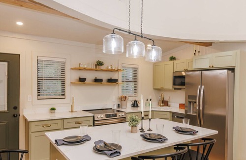 Saint Helens House | Modern Silo | Hot Tub | Trailer Friendly | Dogs