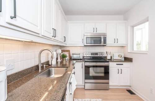 Columbia-Tusculum House | Modern Single Family Retreat - City Near!