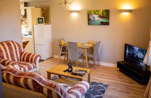 Wolverhampton Apartment | Modern Spacious 2 Bed Apartment Wolverhampton with Free Secure Parking