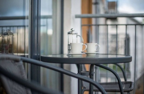 Restalrig Apartment | Modern, Spacious City Apartment, Lift, Balcony, Free Wi-fi & Parking, Fab views,