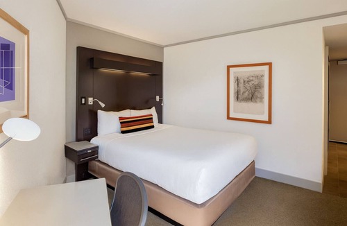 East Cambridge Hotel | Modern Stay | Near Cambridge Landmarks